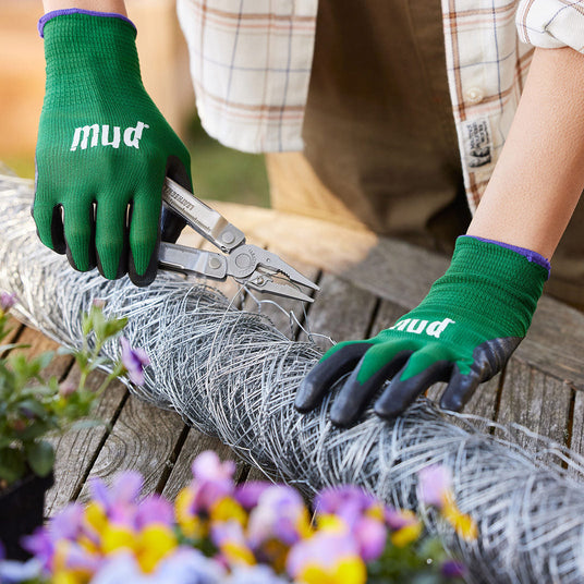 Translation missing: en.Someone using the wire cutter on a Leatherman Rebar to cut a piece of wire