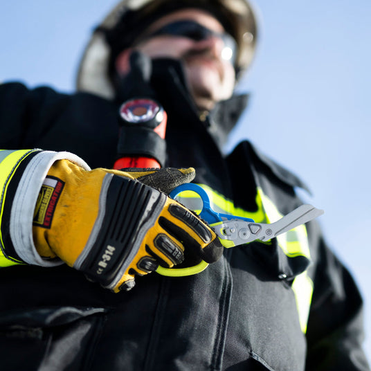 Translation missing: en.Firefighter with gloves holding an open Raptor Rescue