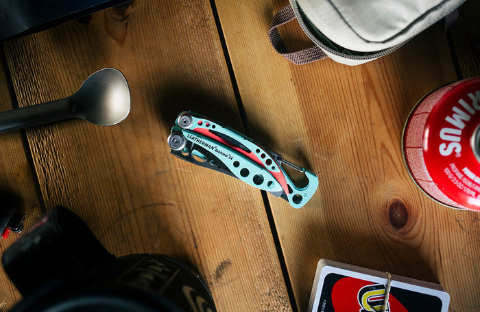 Translation missing: en.Paradise Leatherman Skeletool® CX closed laying on a wooden surface
